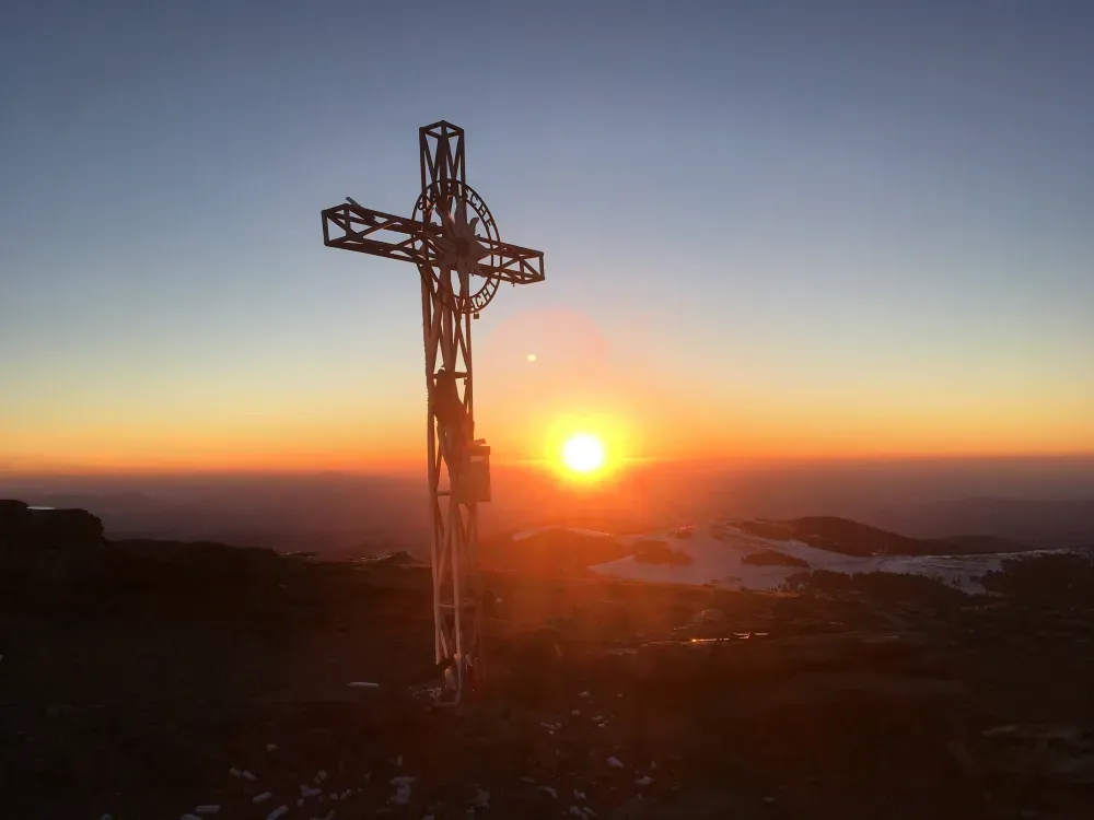 Gipfelkreuz bei Sonnenaufgang in der Weststeiermark